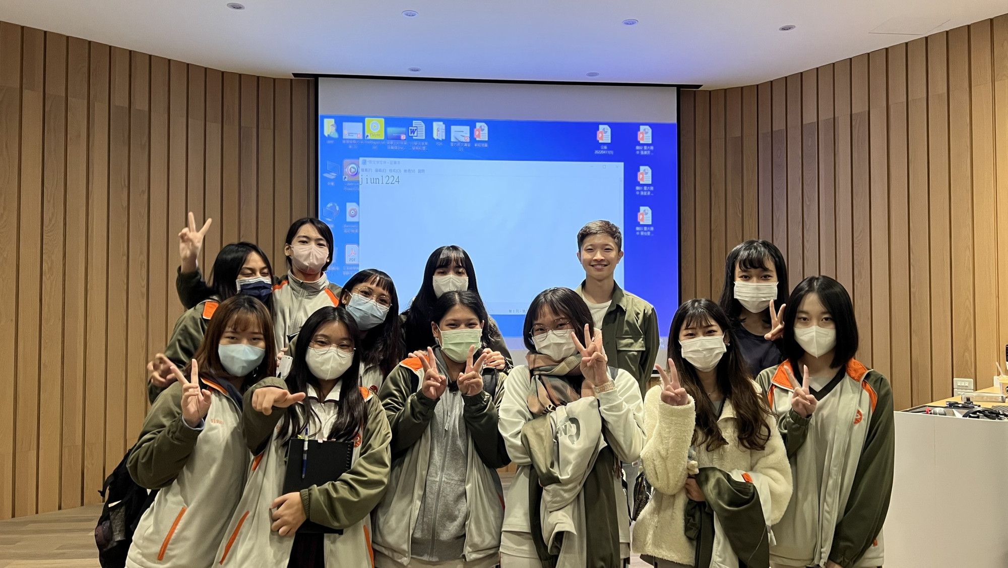 莊濬銚與學弟妹合影